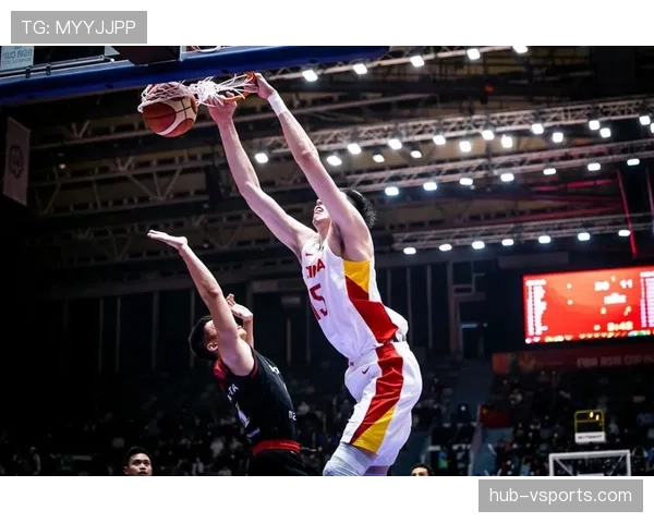 FIBA和NBA在三分线和走步判罚上的具体区别是什么？
